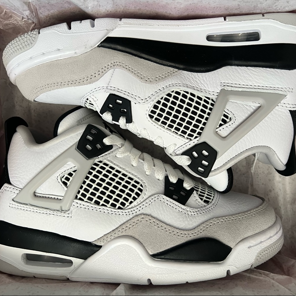 Brand. New Jordan 4. Size 3.5Y/ 5W. No smoking/pet
